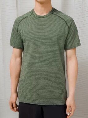 EUC lululemon athletica Men's Olive Green Heather Metal Vent Short Sleeve Shirt